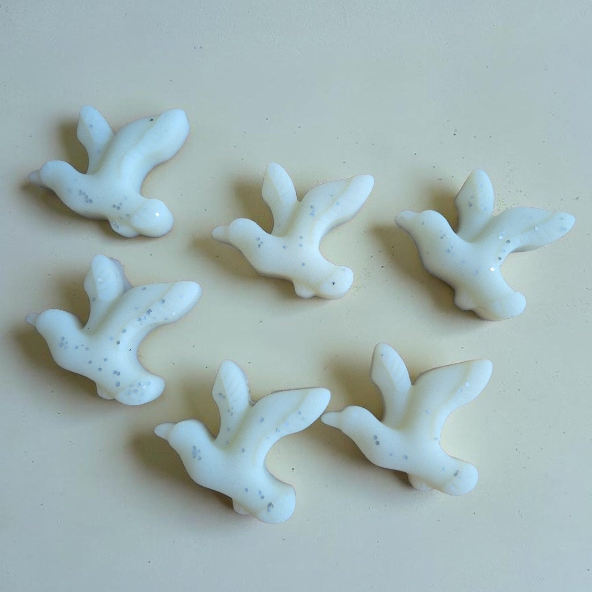 Fondant parfumé en forme de mouette senteur Cassis Noir, fabriqué artisanalement avec un parfum de Grasse par NLA Creations.