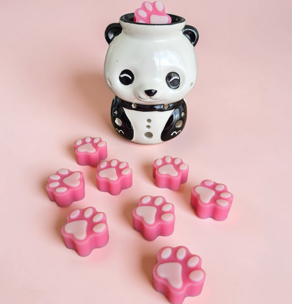 Fondant parfumé en forme de patte de chien senteur Pomme d’Amour, création artisanale avec parfum de Grasse par NLA Créations.