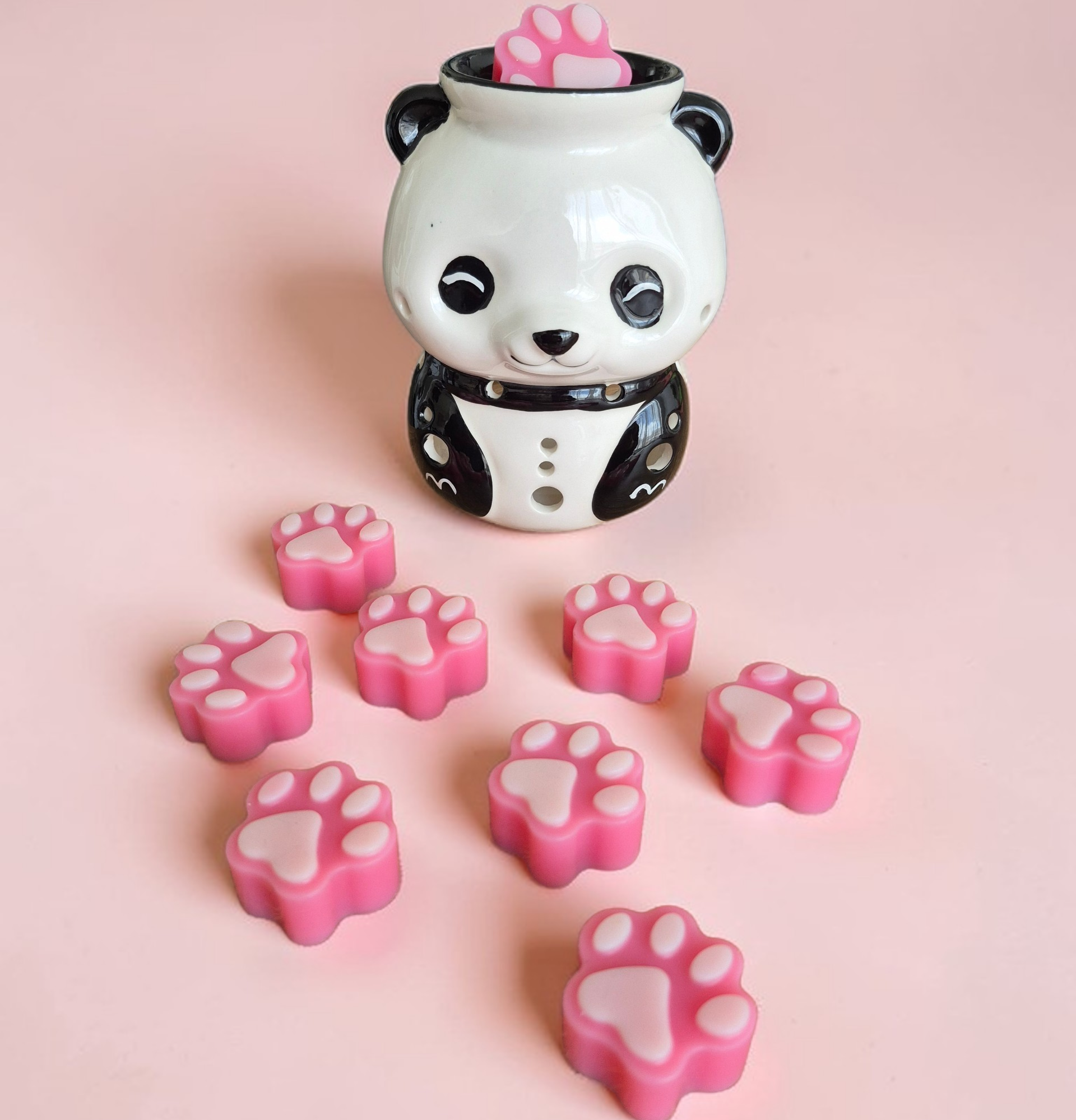 Fondant parfumé en forme de patte de chien senteur Pomme d’Amour, création artisanale avec parfum de Grasse par NLA Créations.