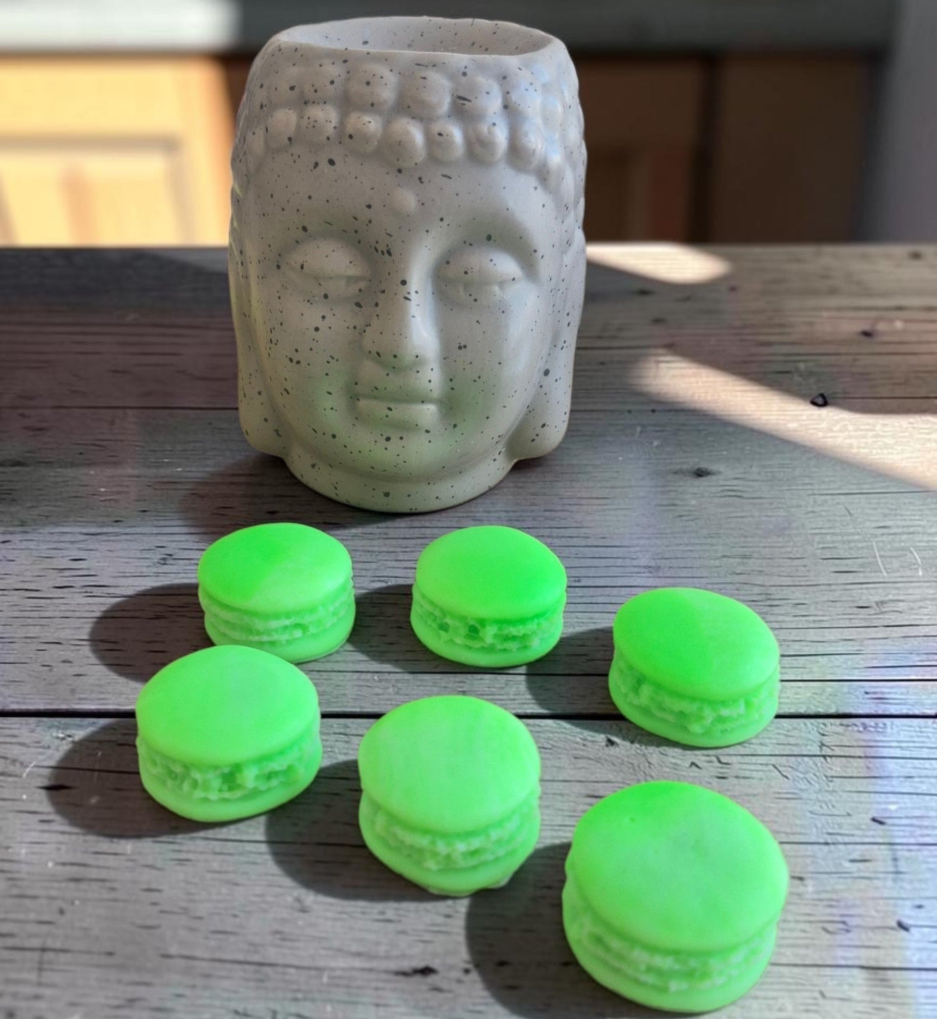 Fondants parfumés artisanaux en forme de macaron, senteur Macaron Pistache, une fragrance gourmande et délicatement sucrée