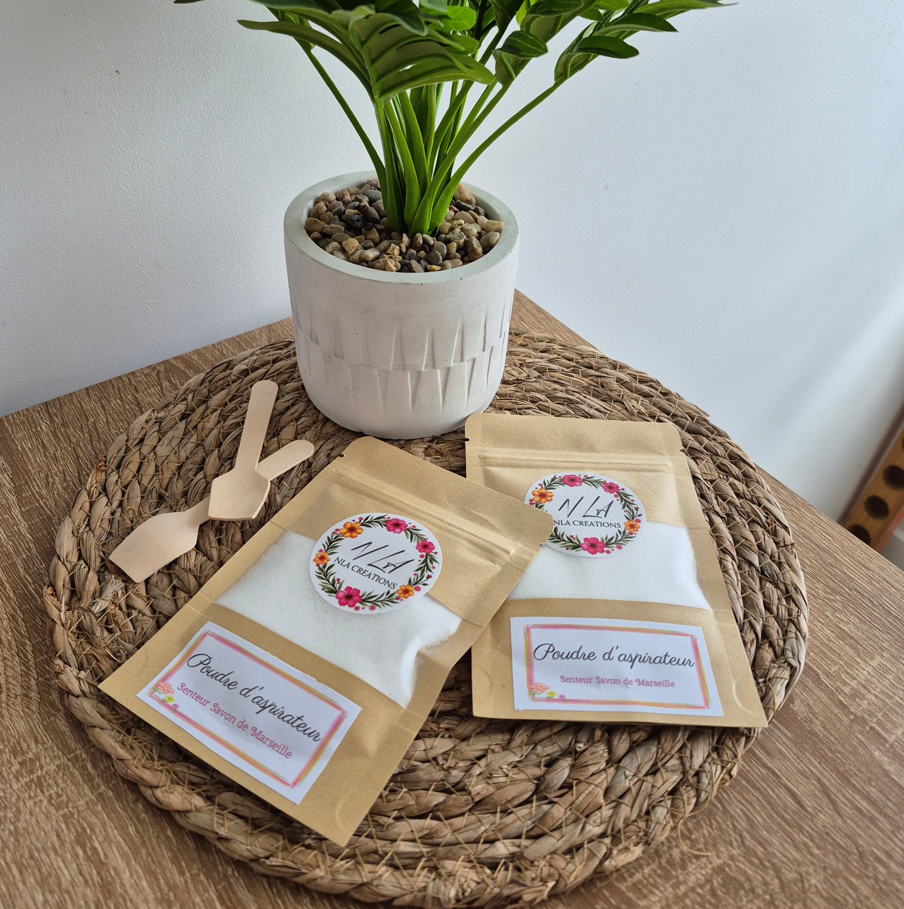 Poudre d'aspirateur artisanale 50 g, disponible dans un large choix de senteurs pour un intérieur frais et agréablement parfumé.