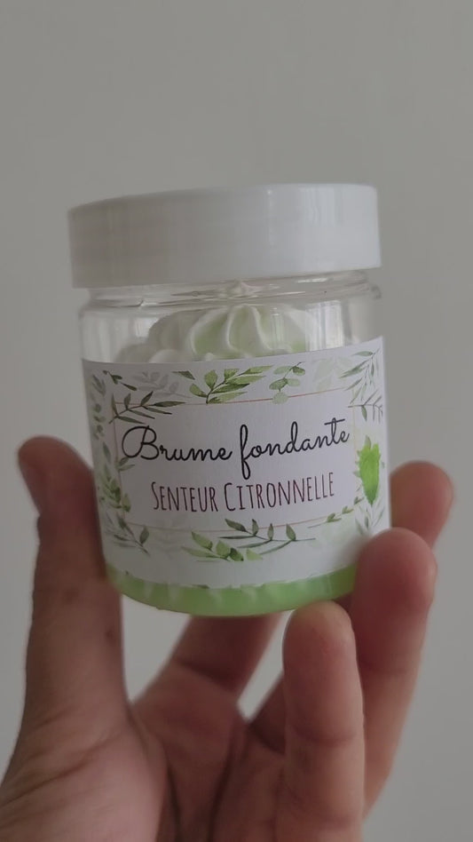 Fondant chantilly Citronnelle, forme ronde et texture crémeuse, prêt à être utilisé dans un brûle-parfum.