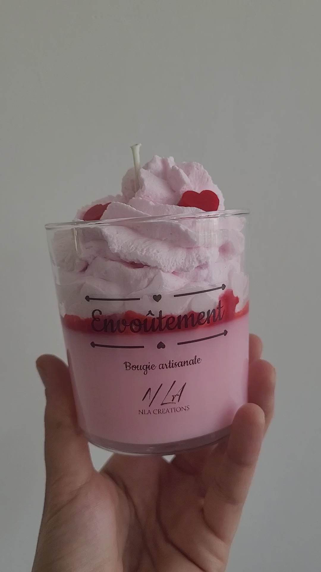 Vidéo montrant une bougie artisanale parfum Confiture de Lait, avec une cire couleur crème et une chantilly onctueuse en surface, décorée de détails gourmands, filmée en rotation lente pour mettre en valeur la douceur et la chaleur de la fragrance.