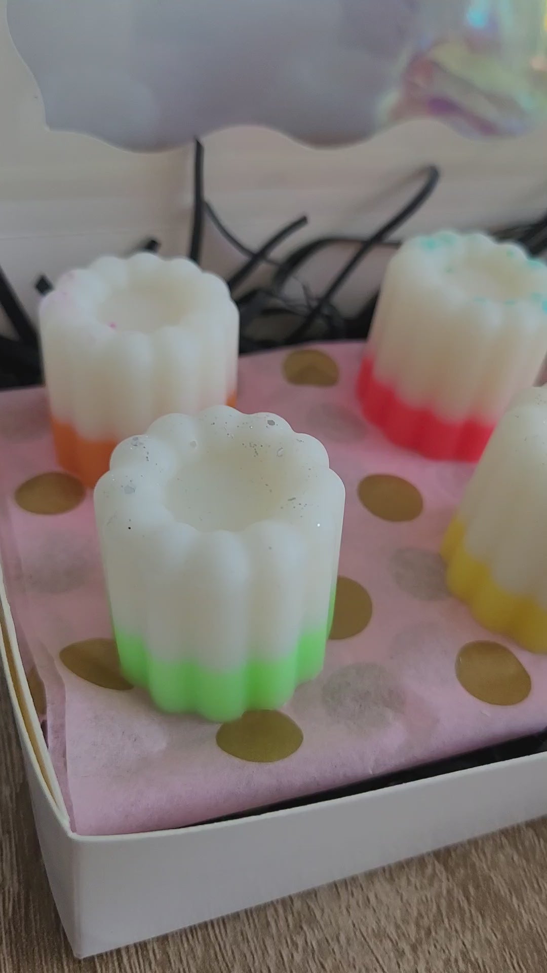 Vidéo montrant six fondants parfumés en forme de cannelé, aux couleurs estivales douces. Chaque fondant dégage une ambiance fraîche et gourmande, parfaite pour évoquer l’été et ses senteurs chaleureuses. 