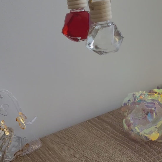 Diffuseur à suspendre écologique pour voiture, parfum de Grasse végan, flacon verre avec bouchon bois naturel.