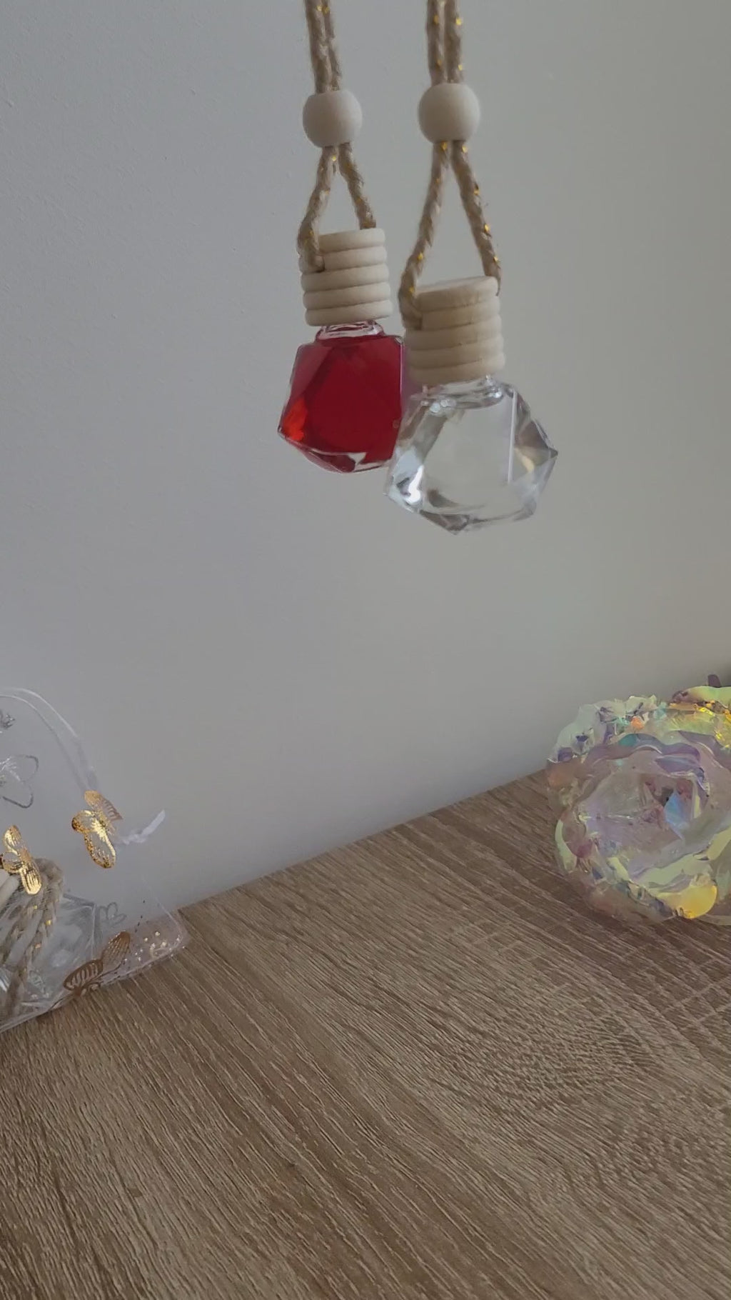 Diffuseur à suspendre écologique pour voiture, parfum de Grasse végan, flacon verre avec bouchon bois naturel.