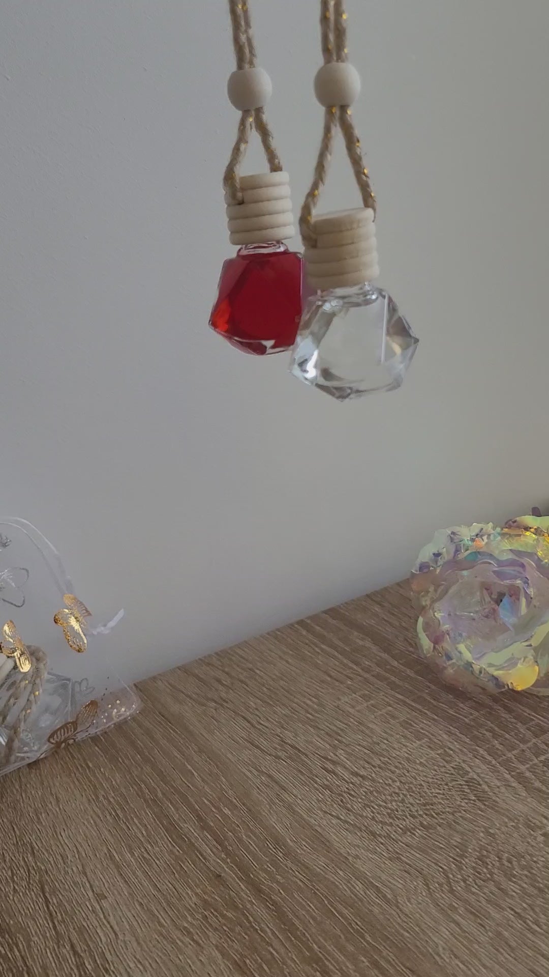 Diffuseur à suspendre écologique pour voiture, parfum de Grasse végan, flacon verre avec bouchon bois naturel.