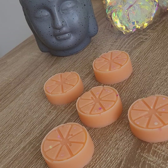 Fondants artisanaux en forme de citron, parfum goyave aux notes fraîches et tropicales, apportant une touche d’évasion 