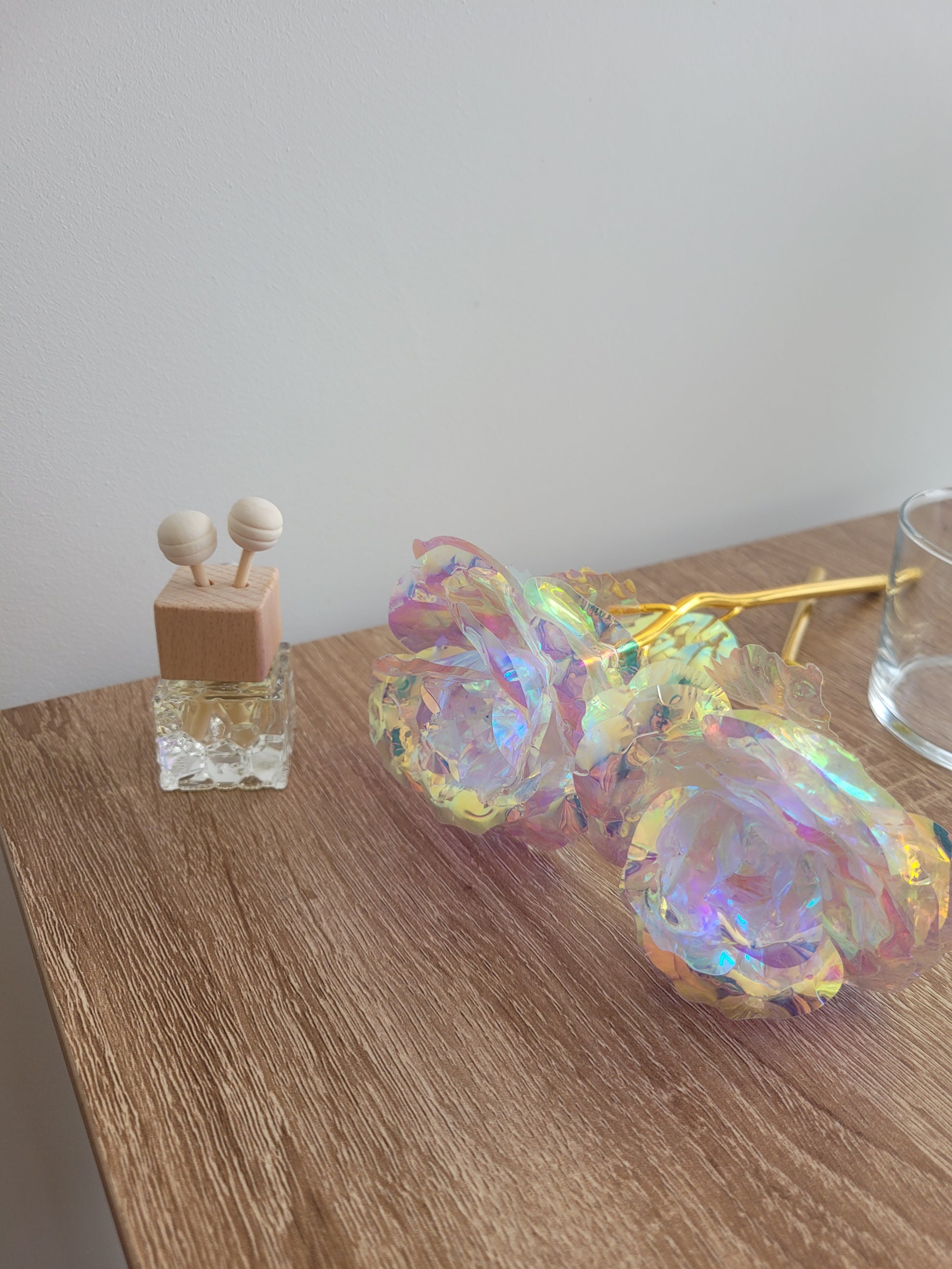 Diffuseur voiture artisanal avec flacon en verre, bouchon bois naturel, parfum végan sans phtalates.