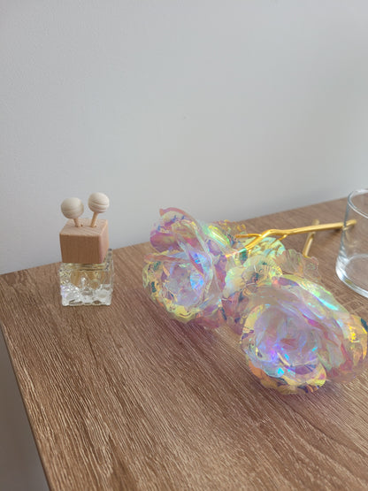 Diffuseur voiture artisanal avec flacon en verre, bouchon bois naturel, parfum végan sans phtalates.