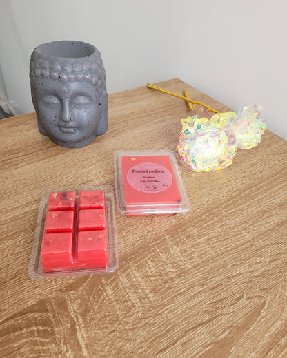 Fondant parfumé « Eau d’ambre » en boîte Clamshell transparente, fait main. Tablette composée de 6 carrés aux nuances chaudes et dorées, diffusant un parfum riche, oriental et enveloppant d’ambre. Idéal pour créer une ambiance chaleureuse et élégante.