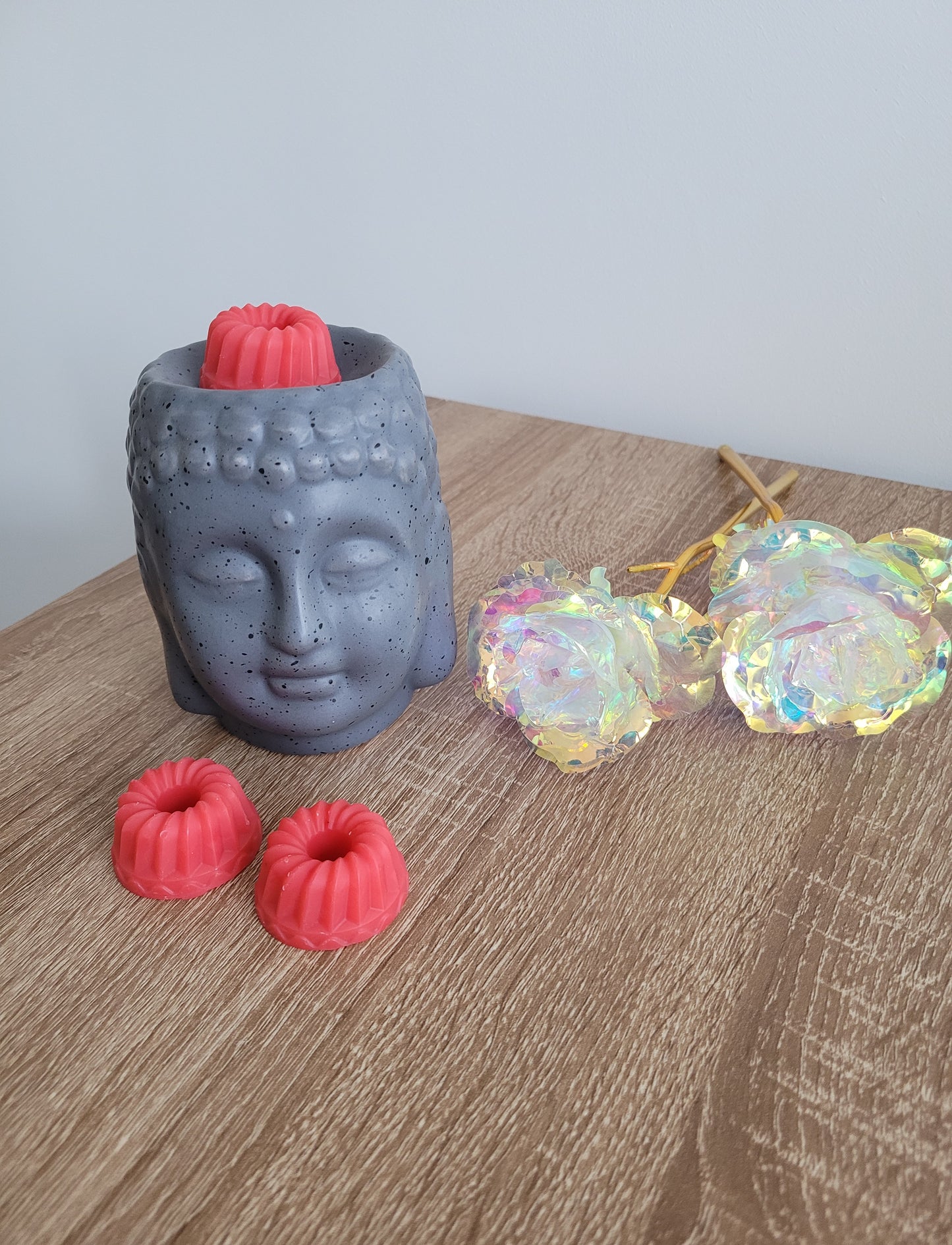 Fondant forme savarin parfum fraise, artisanal et coloré, diffusant un parfum fruité et sucré qui apporte une ambiance fraîche et gourmande à votre intérieur.