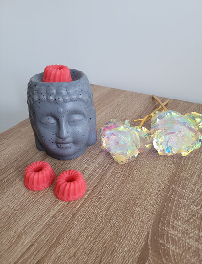 Fondant forme savarin parfum fraise, artisanal et coloré, diffusant un parfum fruité et sucré qui apporte une ambiance fraîche et gourmande à votre intérieur.