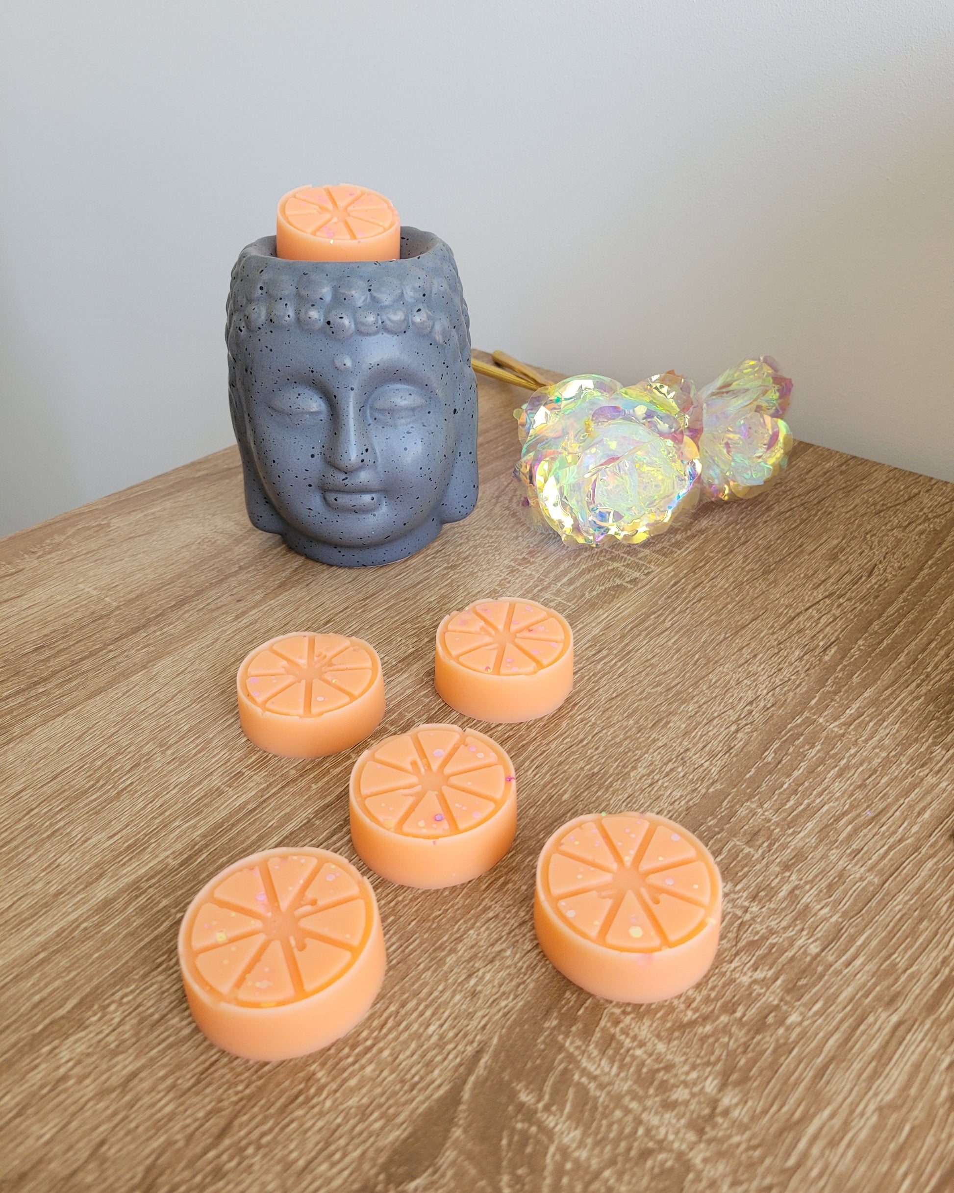 Fondants artisanaux en forme de rondelles de citron, parfum goyave exotique et fruité, diffusant une fragrance fraîche et vitaminée dans un intérieur chaleureux.