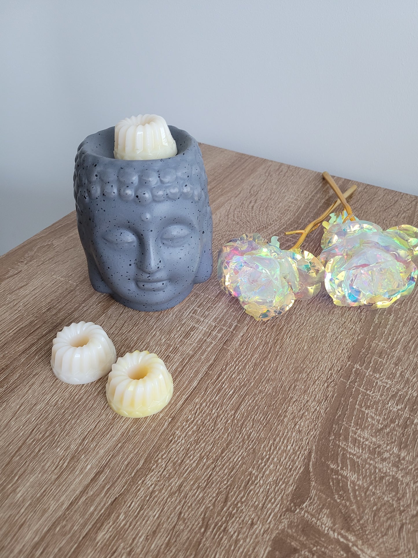 Fondant forme savarin parfum fleur de tiaré, artisanal et exotique, diffusant un parfum doux et floral qui invite au voyage et à la détente 