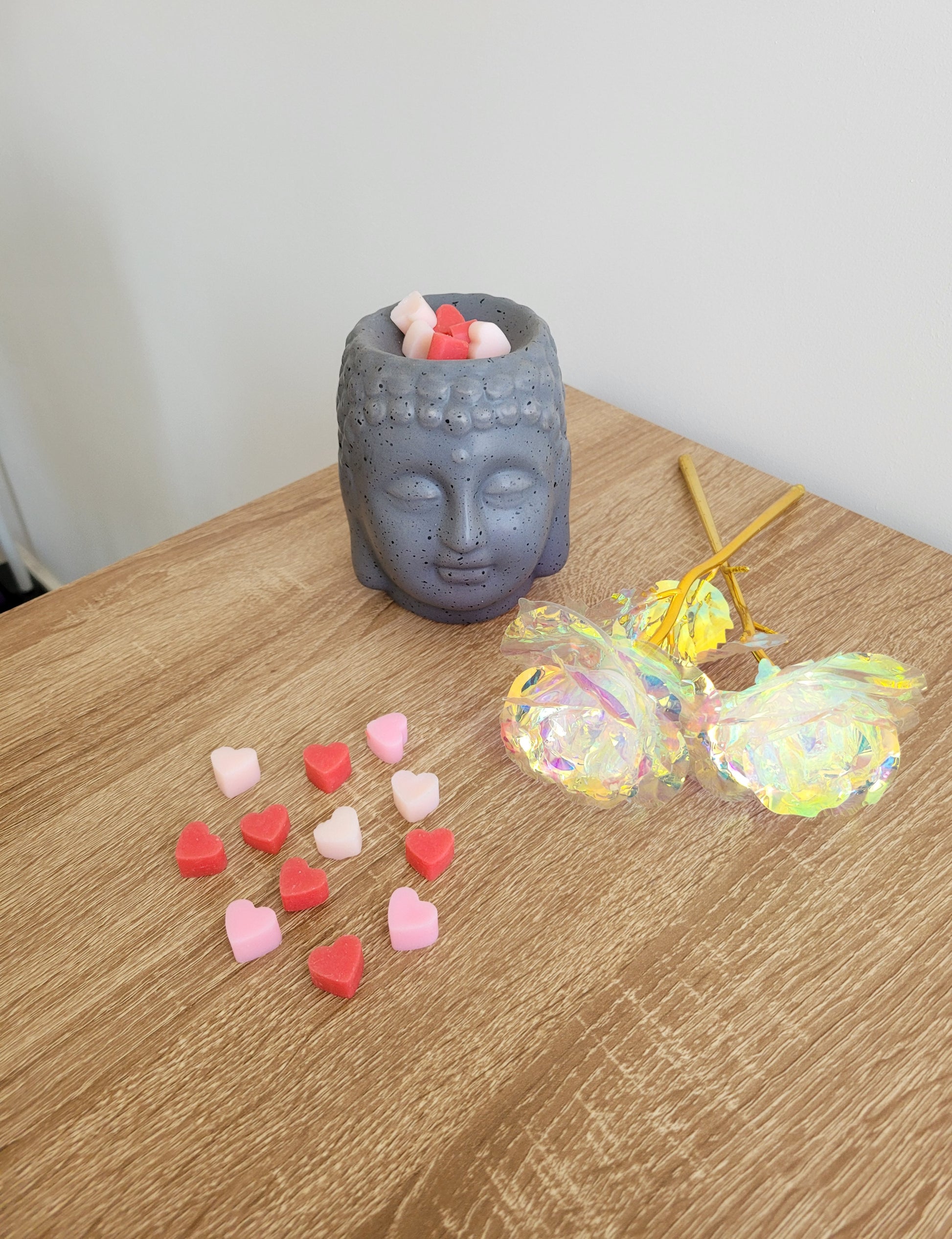 Brûleur parfum en céramique blanc élégant avec plusieurs petits fondants en forme de cœurs rose, rouge et blanc déposés dans la coupelle, prêt à diffuser le parfum frais et floral de Coquelicot Sauvage.