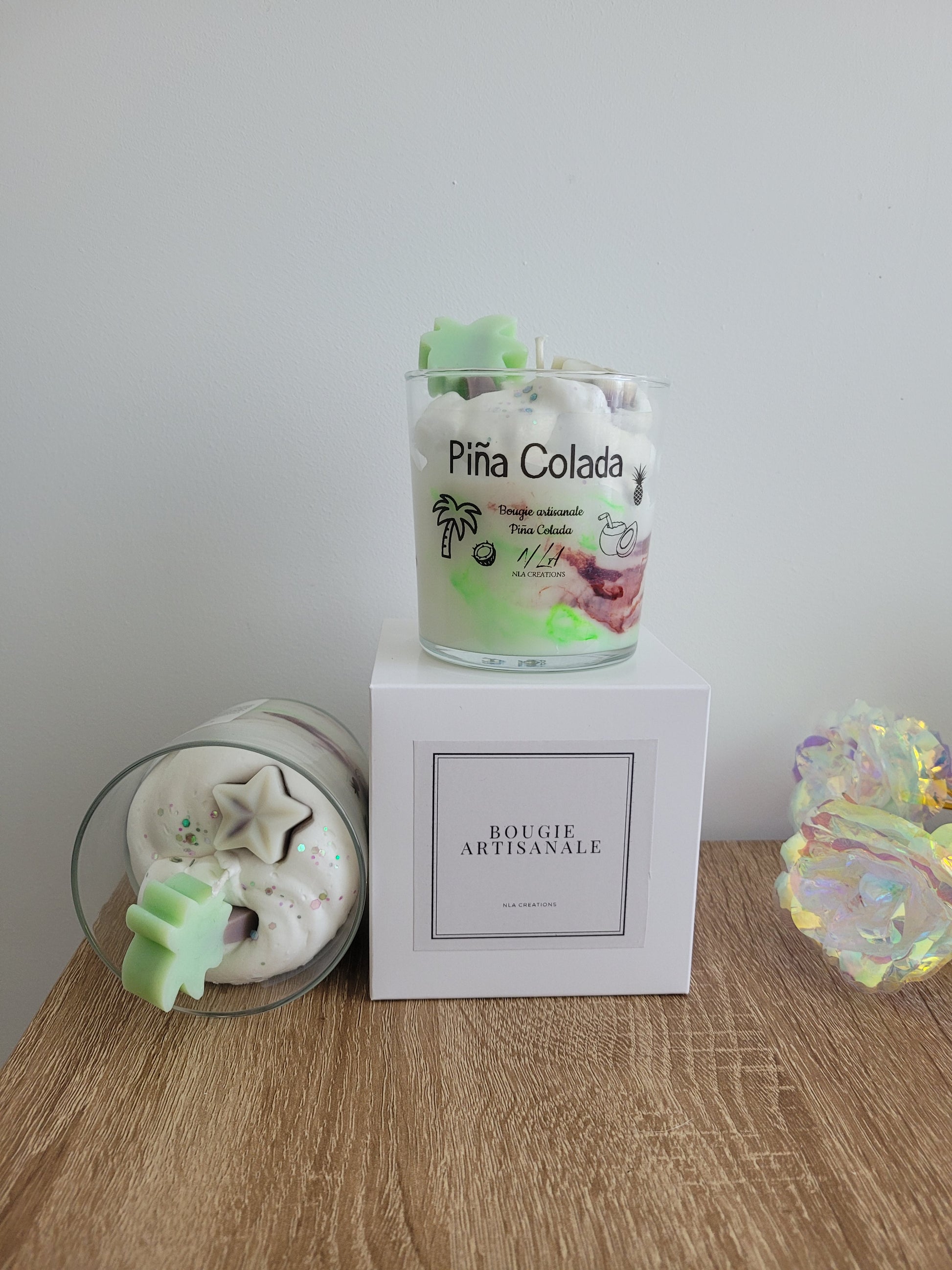 Vue du dessus de la bougie artisanale Pina Colada, décorée de cire fouettée et de formes en cire tropicales comme un palmier