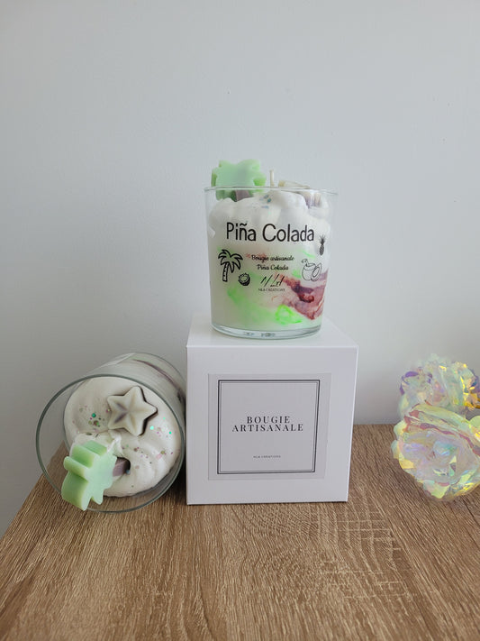 Vue du dessus de la bougie artisanale Pina Colada, décorée de cire fouettée et de formes en cire tropicales comme un palmier