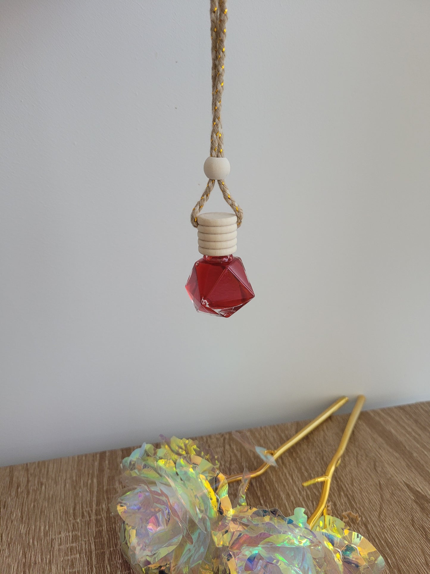 Diffuseur suspendu pour voiture, flacon en verre avec bouchon en bambou naturel, parfum durable et végan.