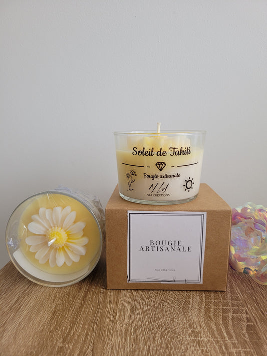 Bougie artisanale parfumée à la fleur de tiaré, décorée à la main, avec cire végétale dans un pot en verre, ambiance exotique et tropicale.