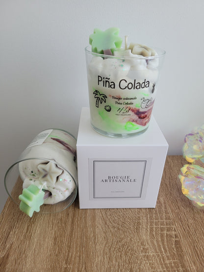 Bougie parfumée artisanale senteur Pina Colada avec cire fouettée, décor palmier en cire et ambiance tropicale en plein air