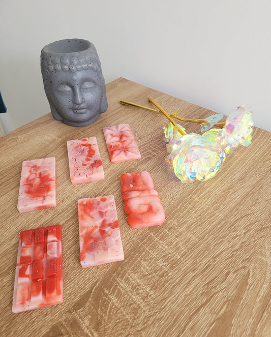 Photo d’un fondant parfumé artisanal en forme de tablette, couleur rouge, nommé Cerisier Noir. Il évoque la fragrance intense et juteuse de la cerise noire, posé sur un fond neutre, prêt à être utilisé dans un brûle-parfum.