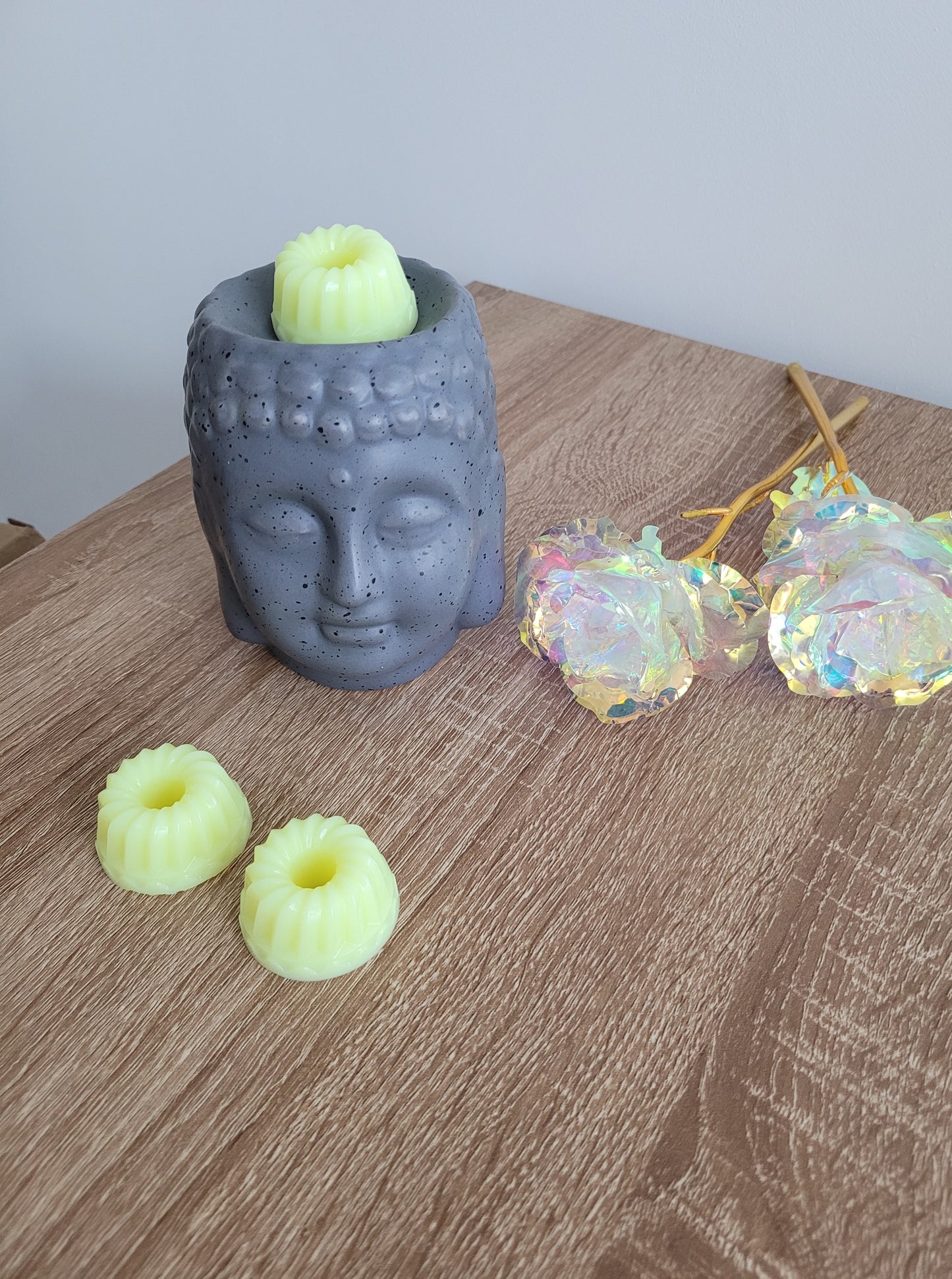 Fondant forme savarin parfum limoncello, artisanal et frais, diffusant un parfum citronné et pétillant qui apporte une ambiance vivifiante et lumineuse à votre intérieur.