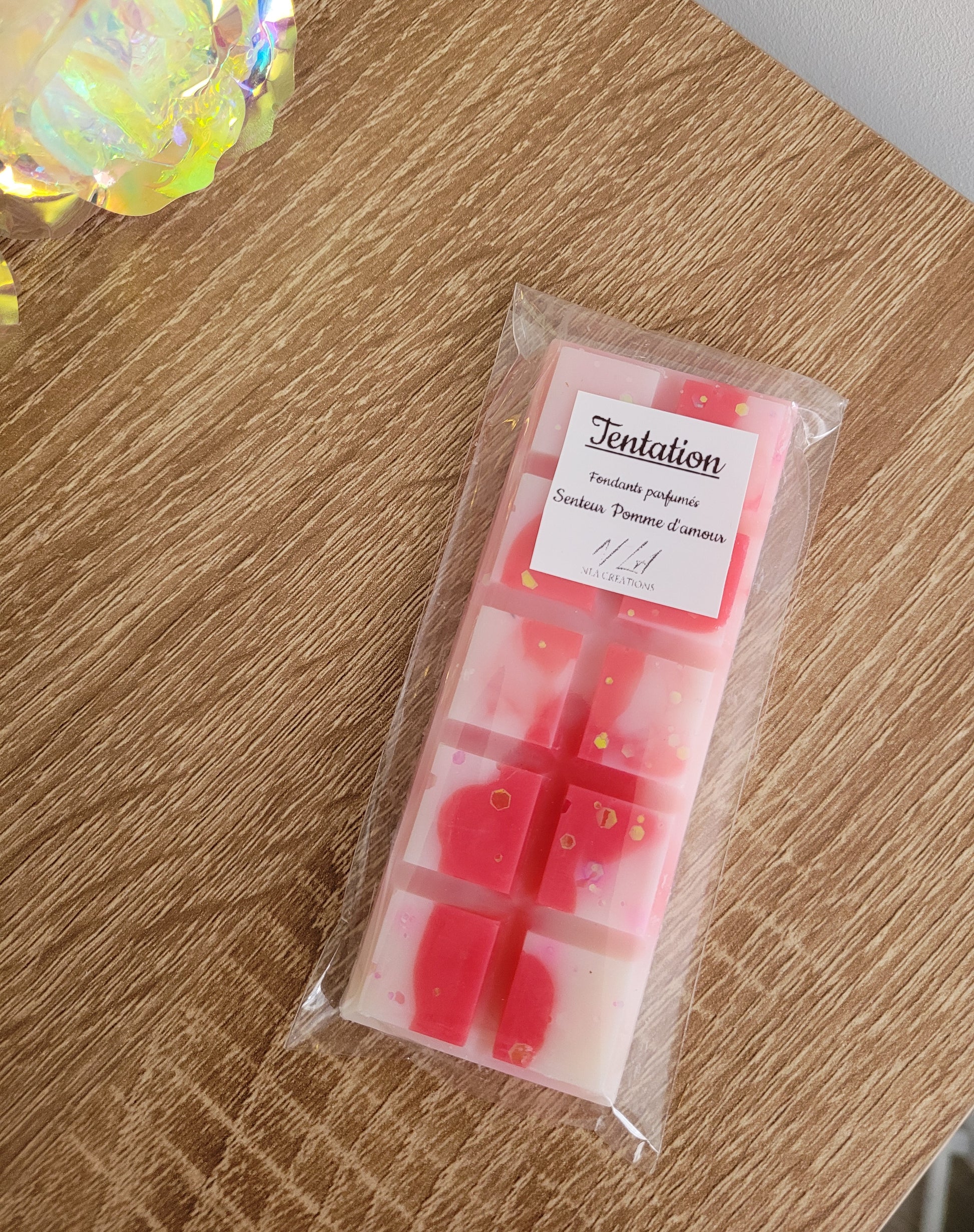 Tablette fondante parfumée pomme d’amour, artisanale et personnalisable, diffusant une douce fragrance sucrée et gourmande pour une ambiance chaleureuse et festive.