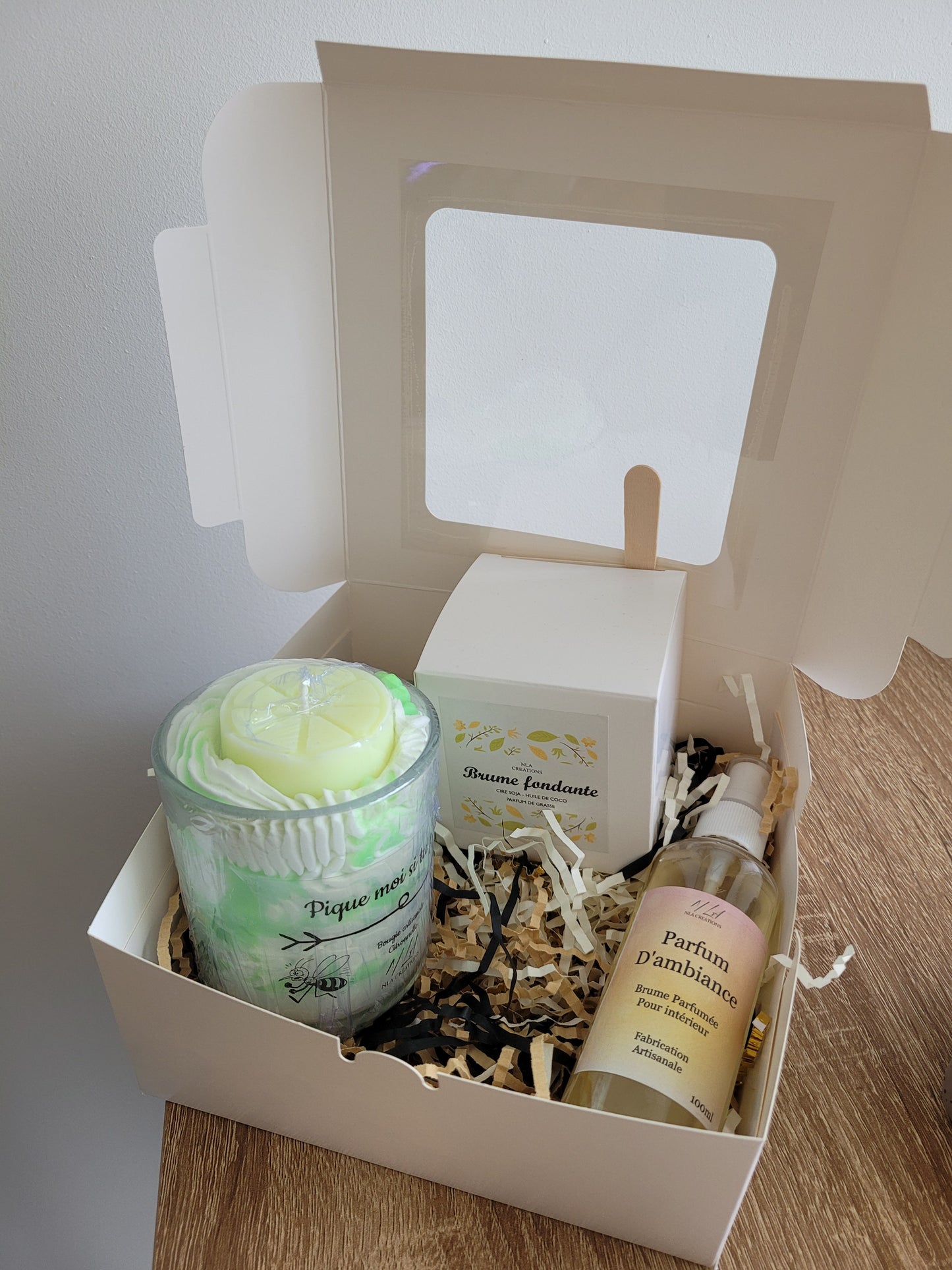 Coffret anti-moustique Citronnelle comprenant un spray d’ambiance, un fondant crémeux et une bougie parfumée, présenté dans une jolie boîte.