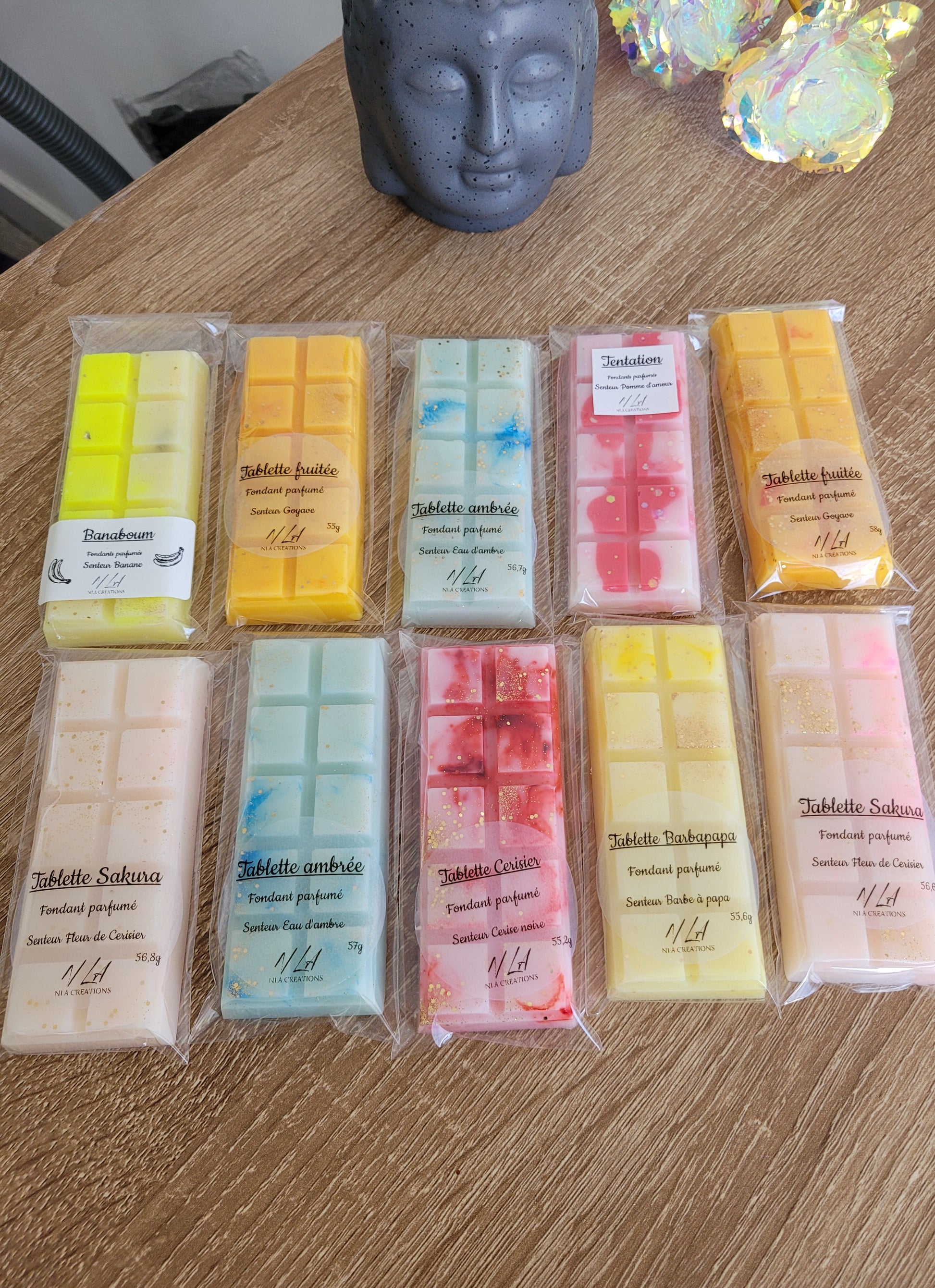 Collection de tablettes fondantes parfumées artisanales, déclinées en plusieurs parfums et couleurs personnalisables, parfaites pour parfumer et décorer votre intérieur avec style.