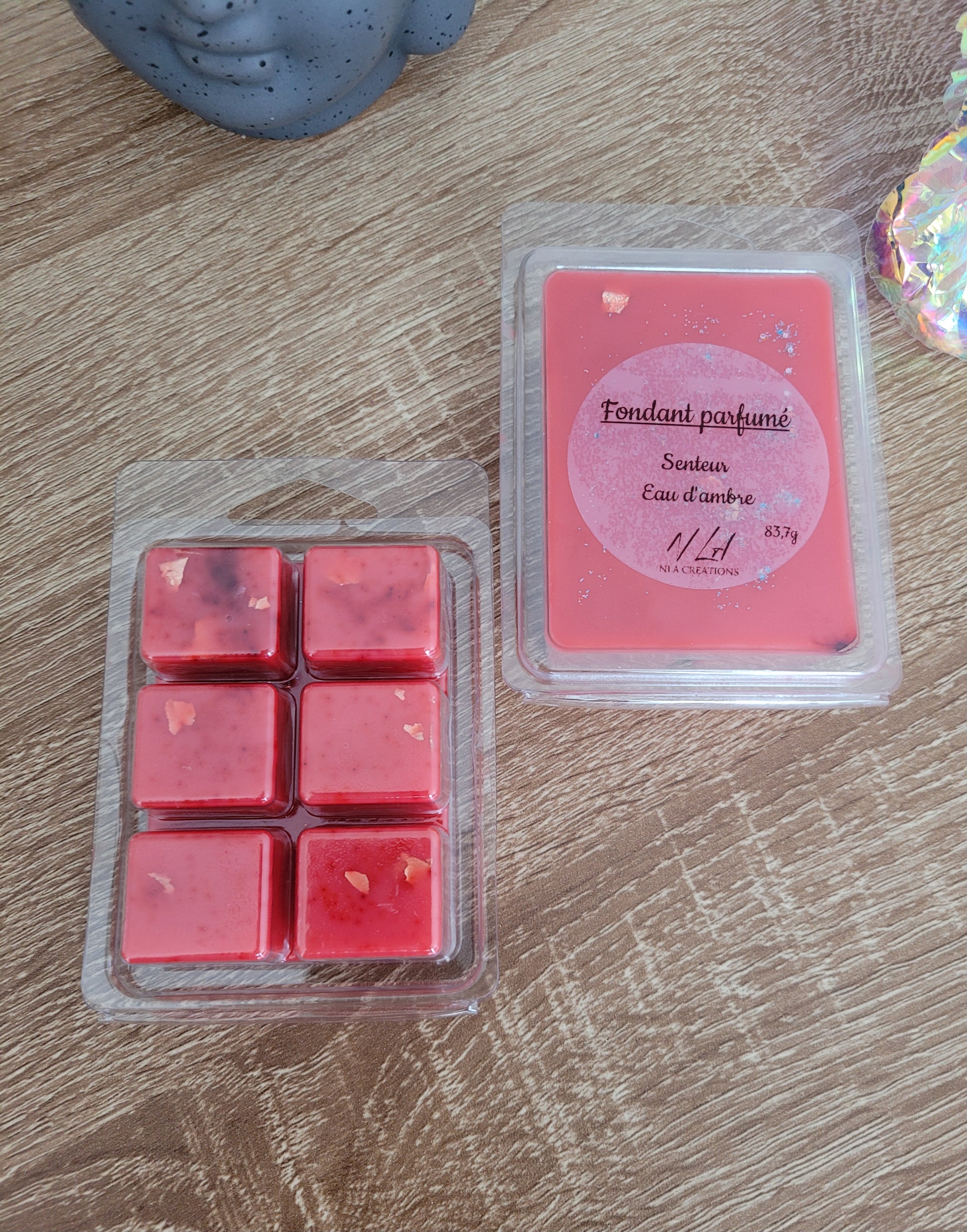 Fondant parfumé « Eau d’ambre » en boîte Clamshell, fait main. Tablette aux tons rouges profonds, libérant un parfum oriental chaleureux et sophistiqué, parfait pour une atmosphère cosy et raffinée.