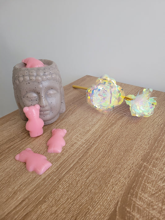 Fondant parfumé senteur pastèque en forme d’ourson, fait main et entièrement rose. Un design mignon et estival, parfait pour apporter une touche gourmande et joyeuse à votre intérieur.
