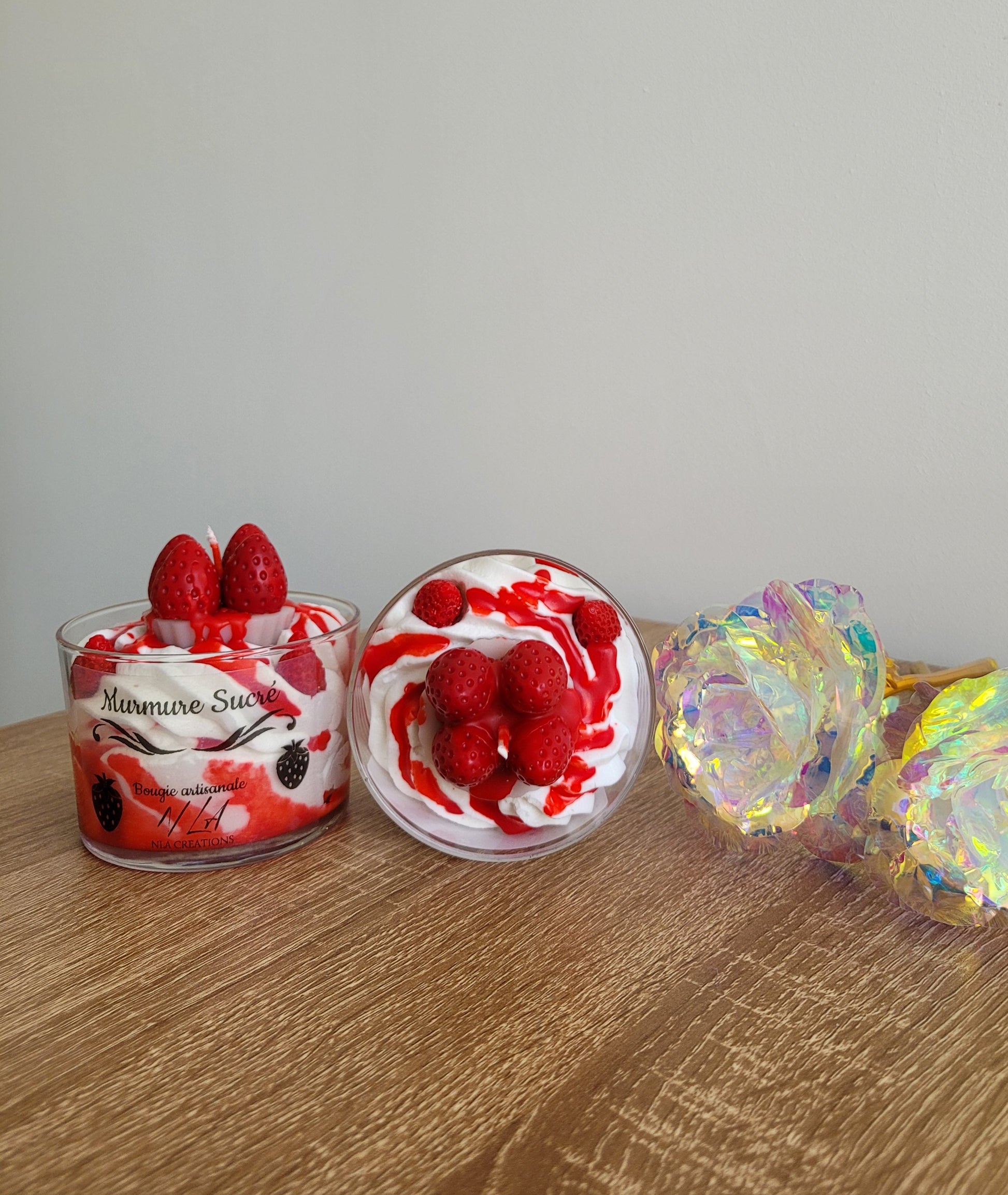 Bougie artisanale parfum Fraise, chantilly blanche décorée d’un coulis rouge réaliste et d’une tarte miniature garnie de quatre fraises fraîches, détails faits main.