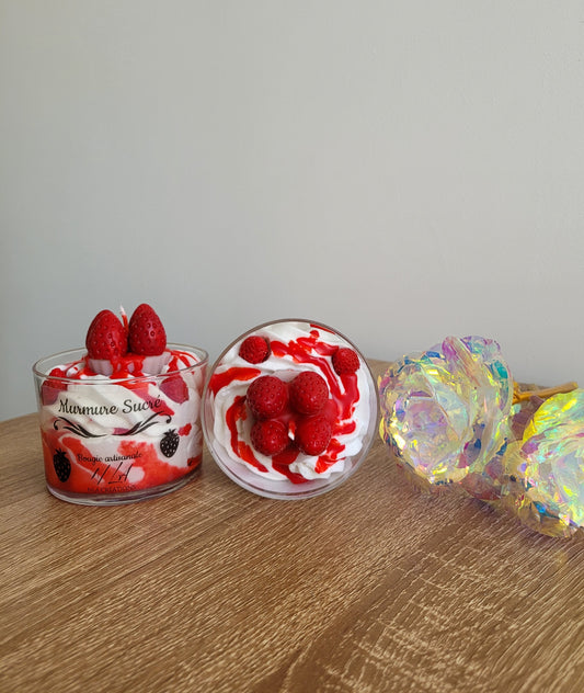 Bougie artisanale parfum Fraise, chantilly blanche décorée d’un coulis rouge réaliste et d’une tarte miniature garnie de quatre fraises fraîches, détails faits main.