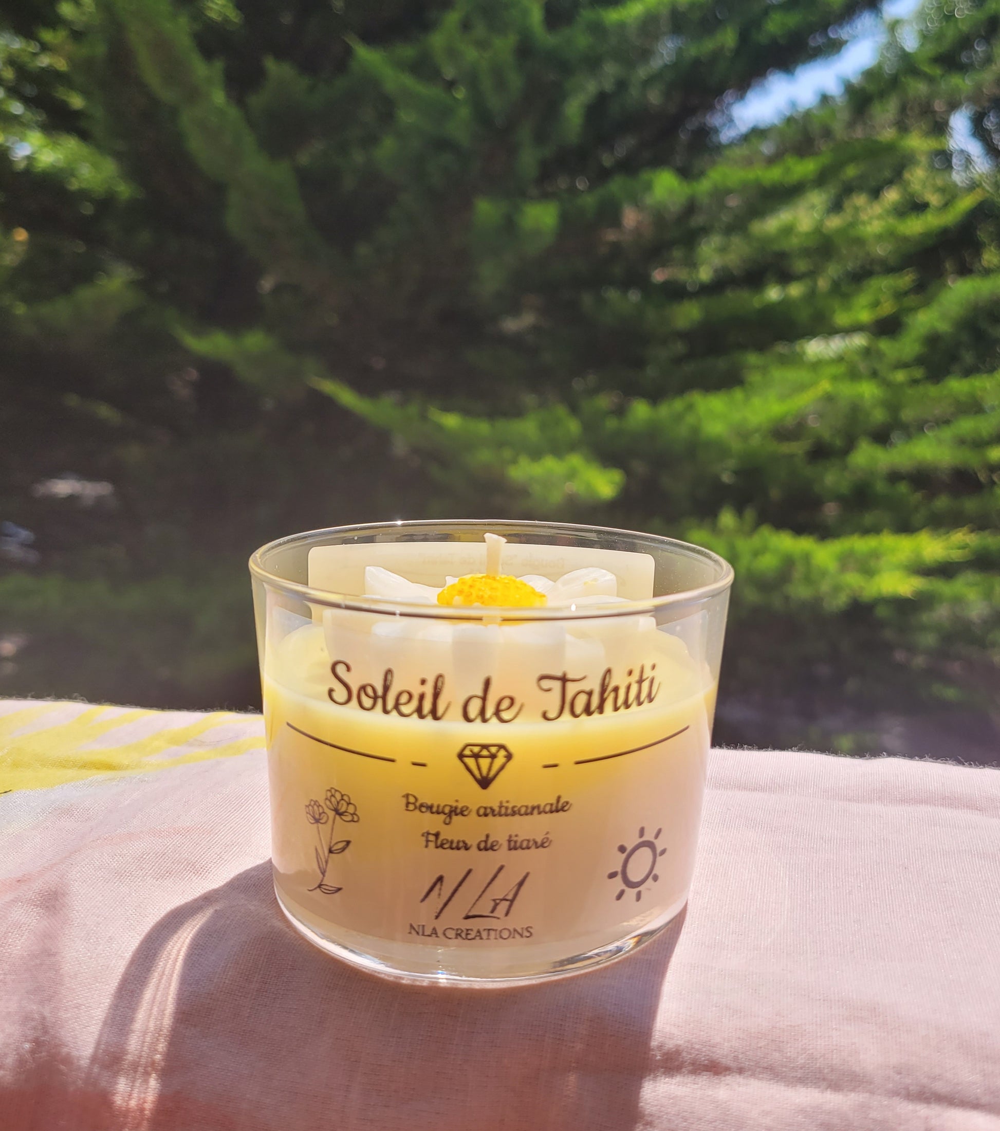 Décor exotique avec la bougie Soleil de Tahiti – chaleur, fleurs et soleil dans votre intérieur