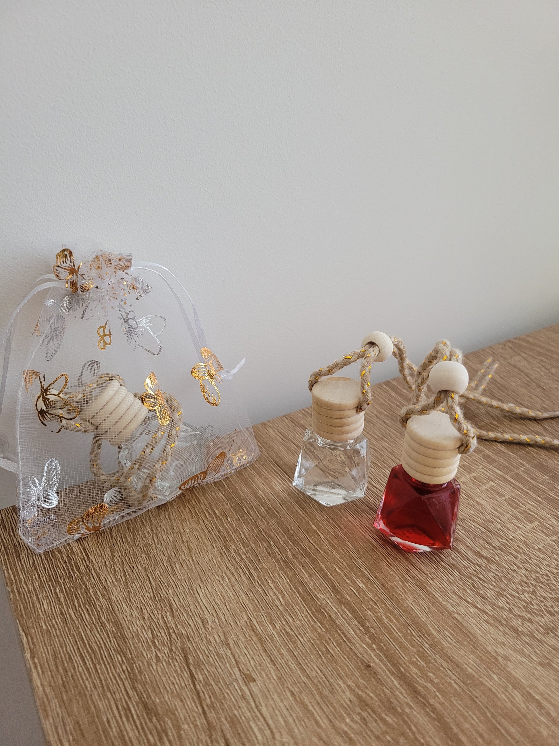 Diffuseur écologique suspendu voiture, parfum naturel, flacon verre et bouchon bambou fait main.