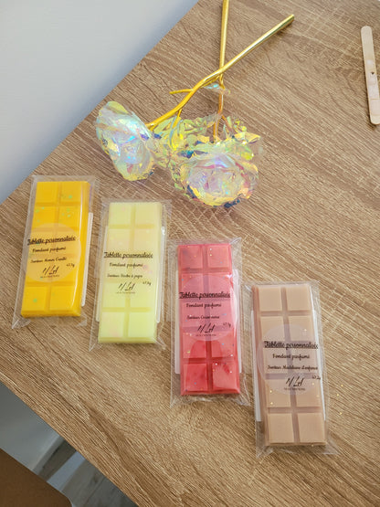 Tablette fondante parfumée best seller, présentée dans un brûle-parfum élégant, idéale pour parfumer votre maison avec douceur et style.