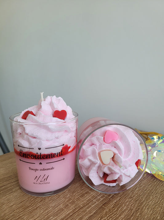 Gros plan sur la surface crème de la bougie Confiture de Lait, montrant une chantilly délicate et des détails décoratifs évoquant la gourmandise et la douceur du parfum.