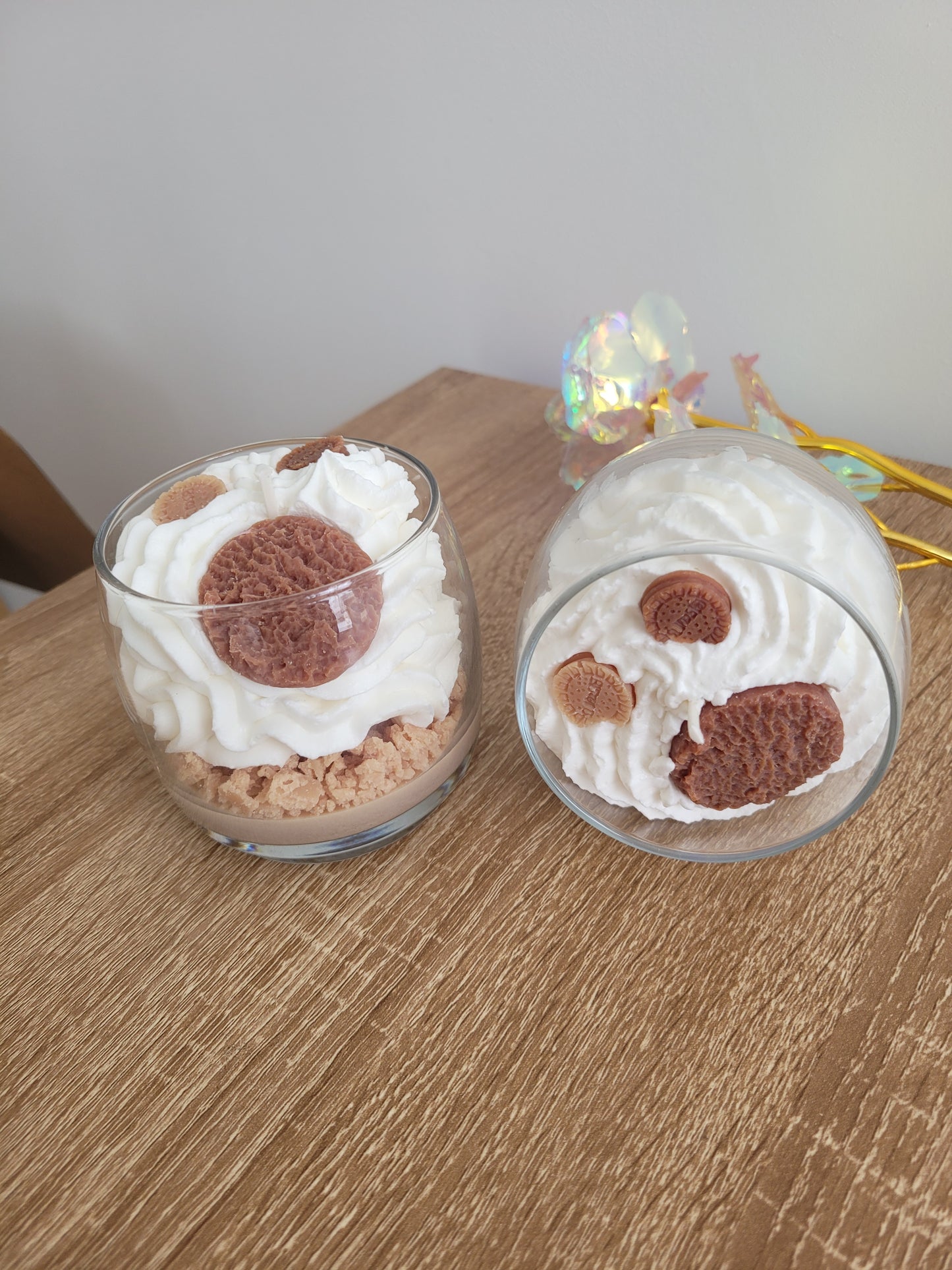 Bougie artisanale parfum Éclats de Cookies, chantilly blanche avec crumble marron et petits cookies décoratifs faits main, détails gourmands et réalistes.

