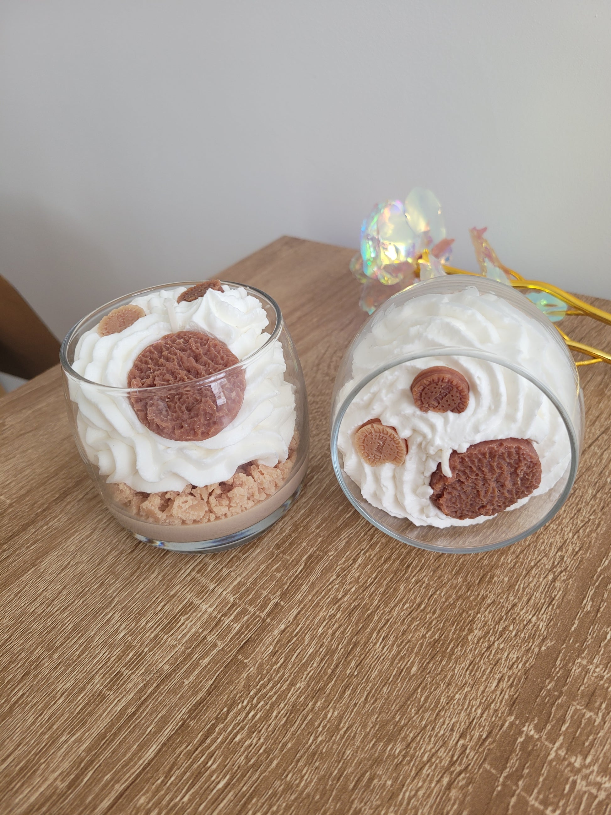 Bougie artisanale parfum Éclats de Cookies, chantilly blanche avec crumble marron et petits cookies décoratifs faits main, détails gourmands et réalistes.

