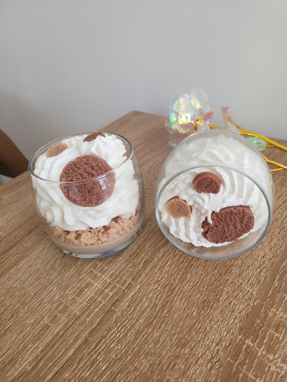 Bougie artisanale parfum Éclats de Cookies, chantilly blanche avec crumble marron et petits cookies décoratifs faits main, détails gourmands et réalistes.
