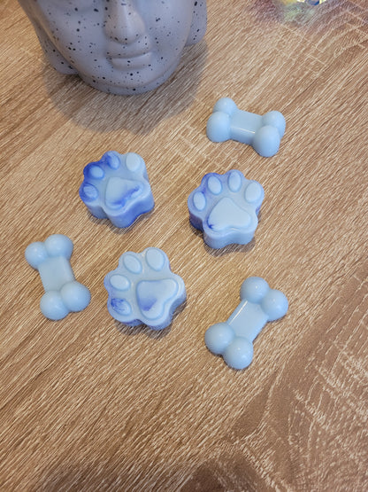 Fondant parfumé senteur Fleur de Maquis, moulé artisanalement en cire végétale. Présenté avec une texture brute et naturelle