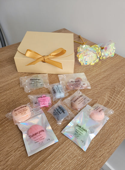 Coffret de 10 fondants parfumés artisanaux, emballé dans une boîte cadeau avec étiquette personnalisée, parfait pour offrir.
