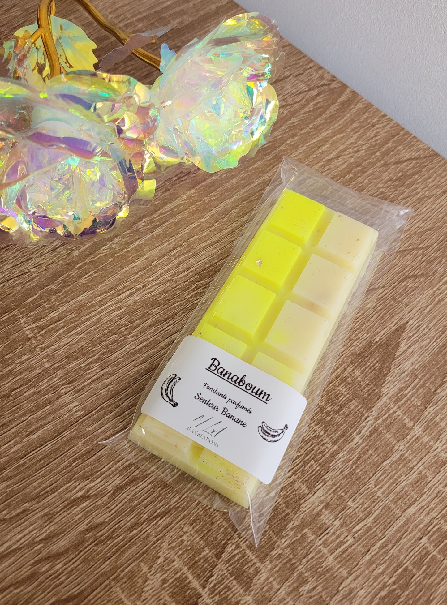 Tablette fondante parfumée banane, artisanale et personnalisable, offrant un parfum fruité et gourmand qui crée une atmosphère douce et conviviale.