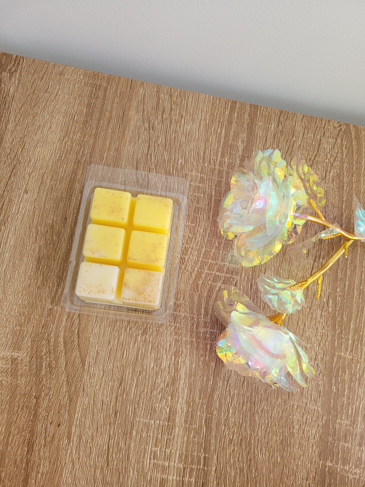 Fondant parfumé « Fleur de tiaré » en boîte Clamshell transparente, fait main. Tablette composée de 6 carrés aux teintes douces, diffusant un parfum floral et exotique rappelant les îles. Parfait pour une ambiance fraîche et ensoleillée.