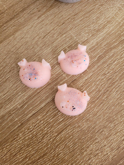 Fondant parfumé Porcinet Fruit Rouge, fait main, présenté sur un brûle-parfum, diffusant un parfum sucré et fruité aux notes de fraise, framboise et groseille.
