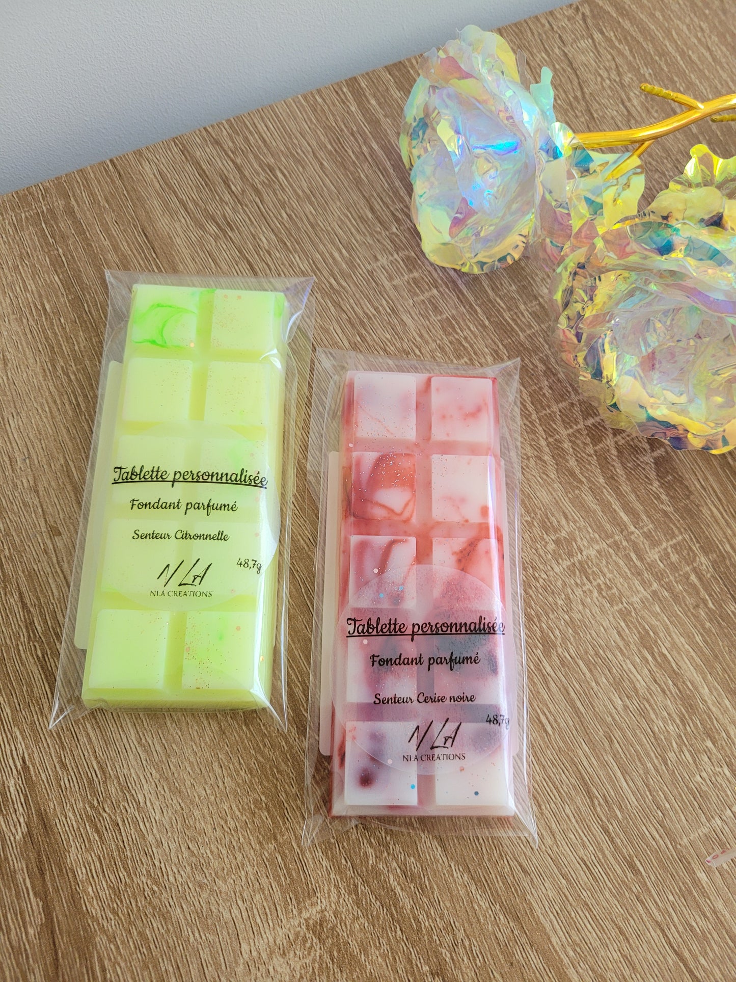 Fondant parfumé artisanal, personnalisable en couleur et paillettes, parfait pour créer une ambiance chaleureuse et raffinée.