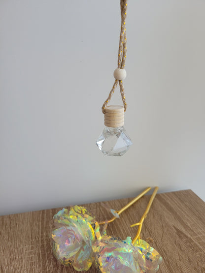 Diffuseur parfumé voiture artisanal, flacon verre transparent et bouchon bambou, écoresponsable et fait main.