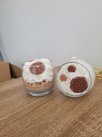  Vue du dessus d’une bougie parfum Éclats de Cookies, chantilly blanche ornée de crumble marron et petits cookies décoratifs, mettant en valeur les détails gourmands et faits main.
