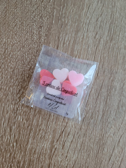 Sachet transparent contenant des petits fondants en forme de cœurs aux couleurs rose, rouge et blanc, parfum Coquelicot Sauvage, prêt à offrir ou à utiliser dans un brûleur.
